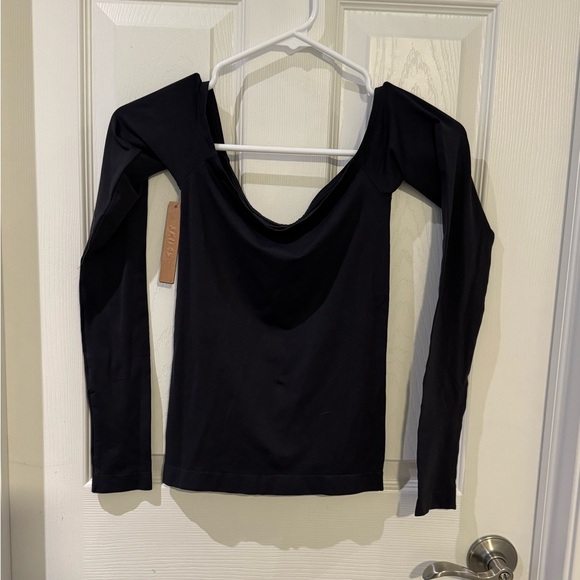 SKIMS Soft Smoothing Seamless Off The Shoulder Top - Picture 4 of 9